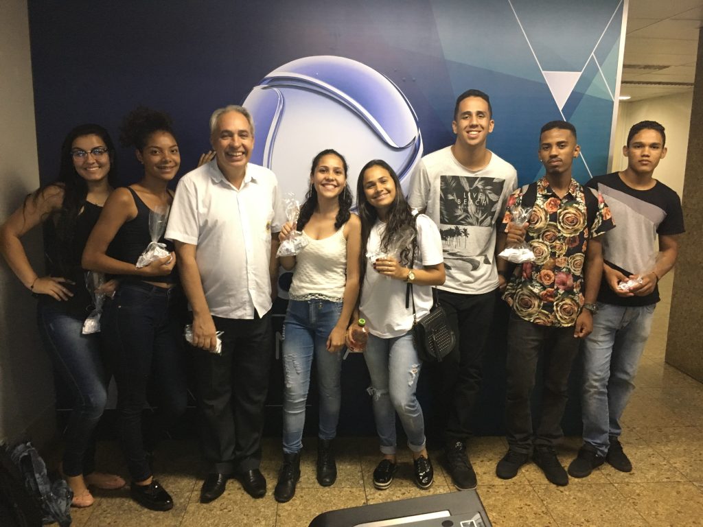 Alunos visitam TV Record